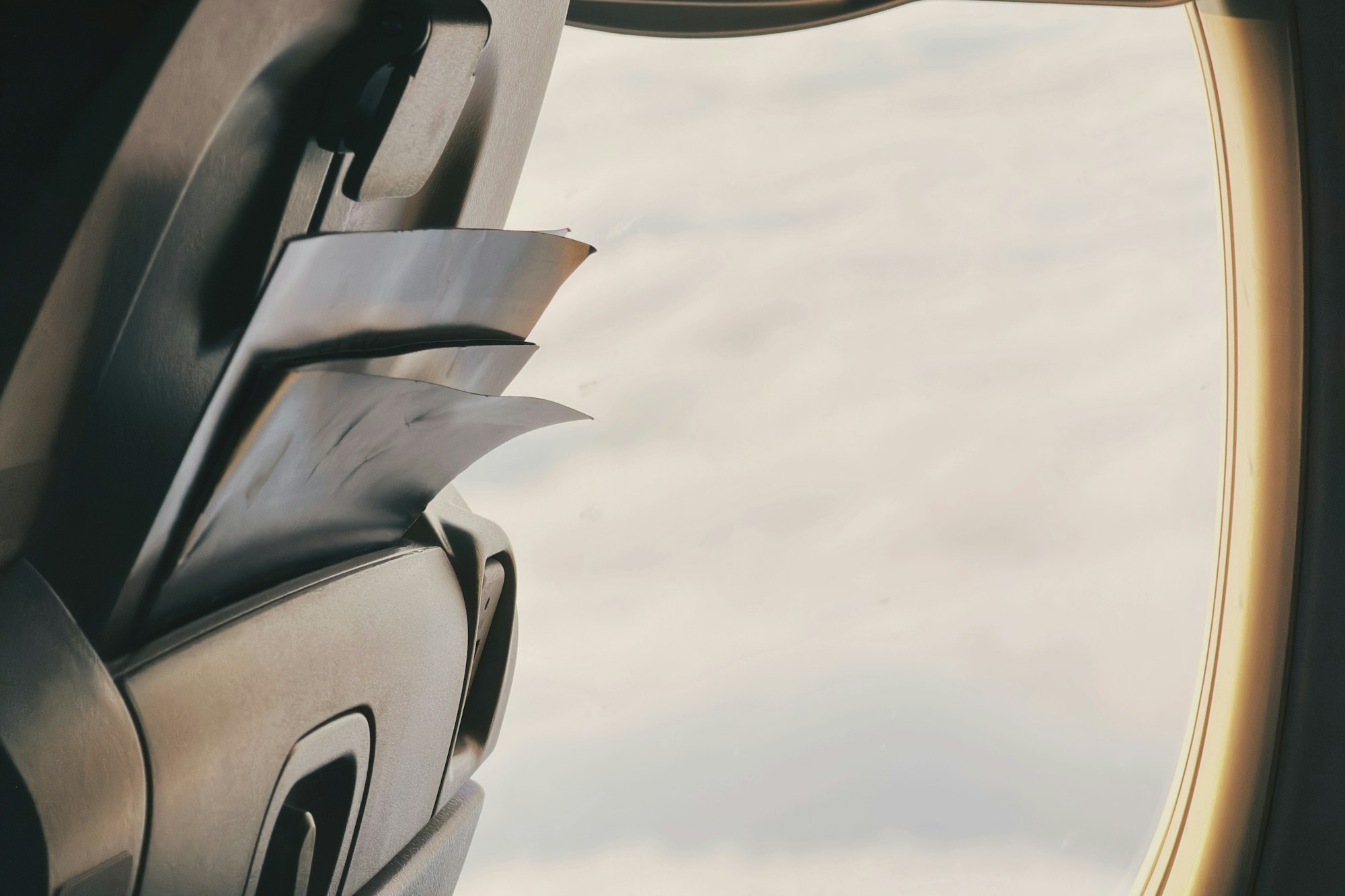 Vue depuis un siege hublot d avion, ciel nuageux derriere la vitre