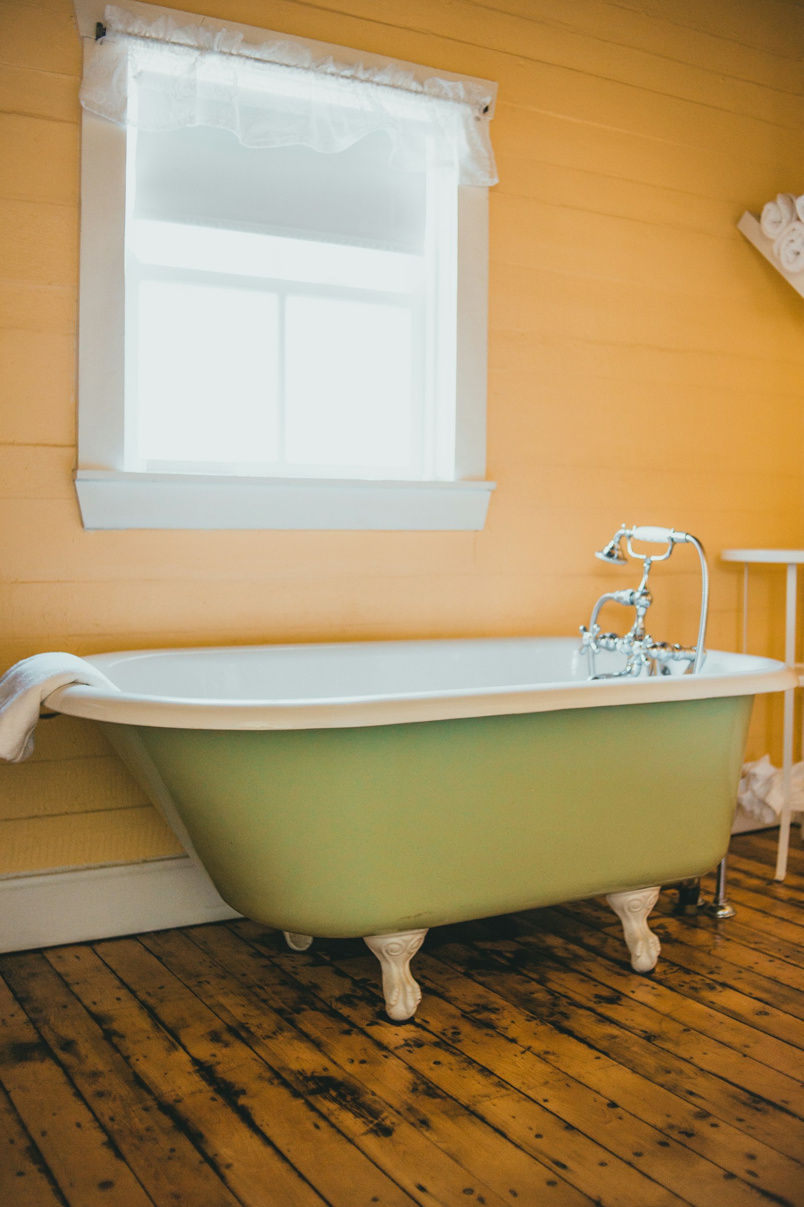Baignoire en ceramique blanche pres d une fenetre, salle de bain calme