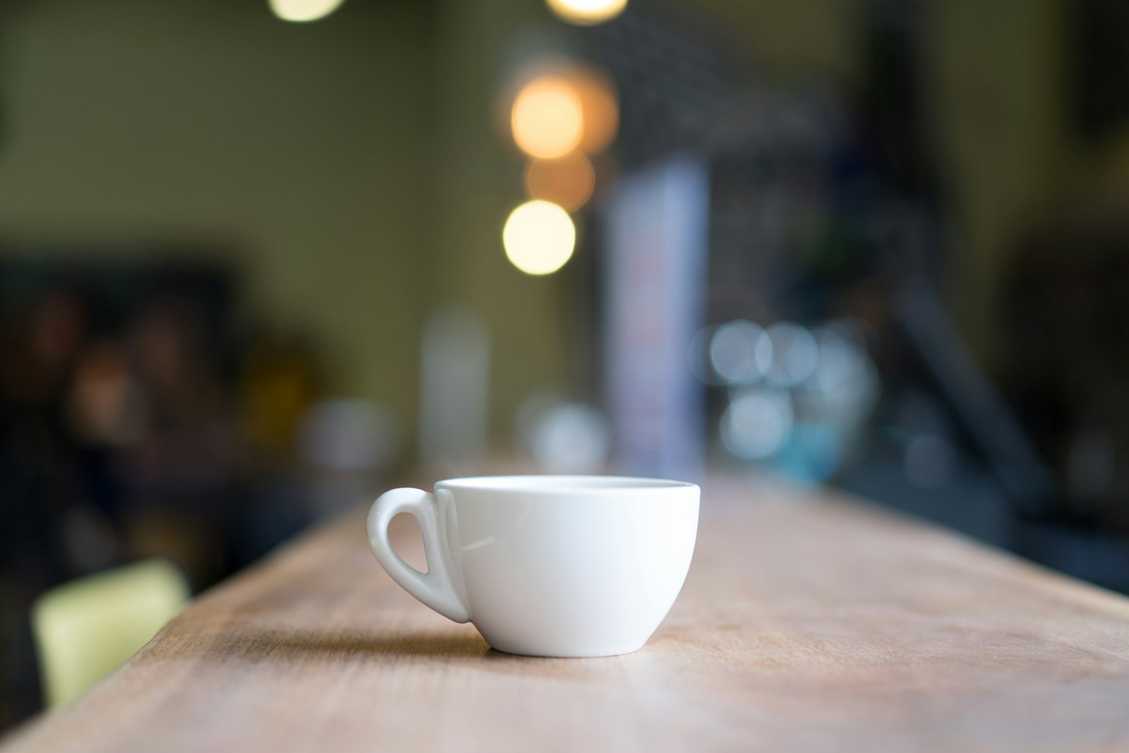 Tasse de cafe blanche sur une table en bois